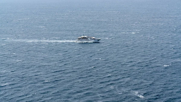 Endlose Seelandschaft Ein Touristenschiff Ein Linienschiff Fährt Auf Der Blauen — Stockfoto
