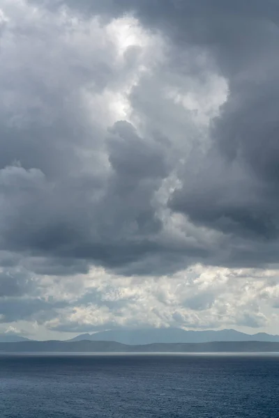 Dunkle Gewitterwolken Über Dem Meer Bergpanorama Vor Dem Regen — Stockfoto