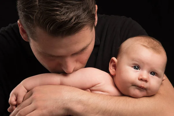 Padre Joven Besa Suavemente Bebé Recién Nacido Ternura Amor Padre Imagen De Stock