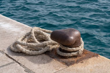 Denizcilik halatı denizin arka planına bağlanmış durumda.