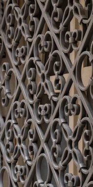 Eski bir pencerenin üzerinde dövülmüş metal koruyucu ızgara. Metal desen. Güvenlik için bina