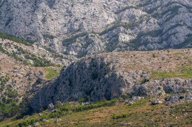 Aşağıdan muhteşem bir dağ manzarası. Güzel, keskin kayalar, tepeler ve yeşil manzaralı resim gibi bir manzara.