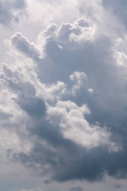 Büyük bulutlu mavi gökyüzü arkaplanı. gökyüzü bulutları