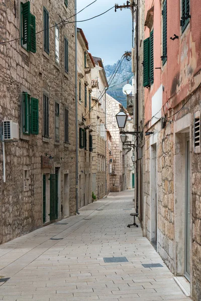 stock image narrow street in Makarska city, Dalmatia, Croatia. Hikers. A popular tourist destination for summer holidays in Croatia.