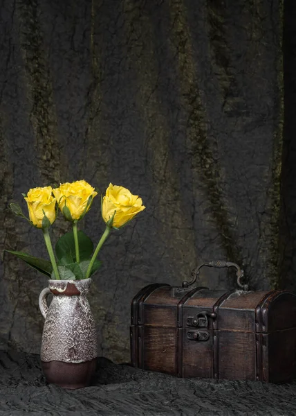 Tres Rosas Amarillas Jarrón Sobre Fondo Tela Oscura Junto Viejo — Foto de Stock