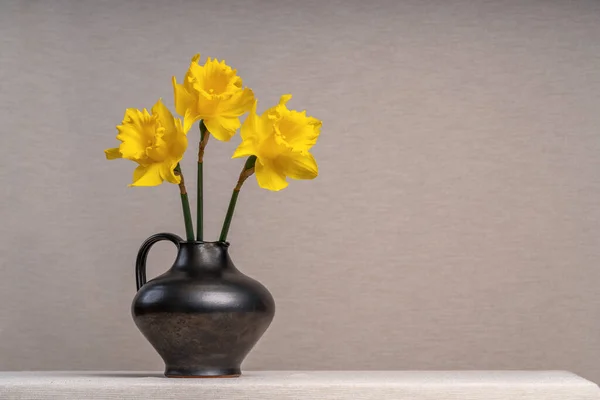 Bukett Med Gula Vårblommor Påskliljor Ett Glas Ljusbrun Transparent Vase — Stockfoto