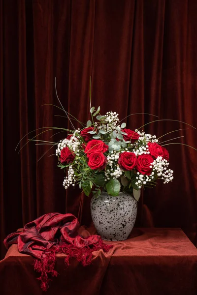 Stor Bukett Röda Rosor Med Vita Blommor Mörkbrun Tyg Stilla — Stockfoto