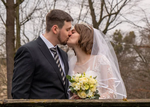 Csókold Meg Menyasszonyt Vőlegényt Fiatal Menyasszony Vőlegény Menyasszony Csokrot Tart — Stock Fotó