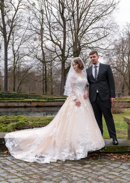 Framsidan Ung Brud Klädd Lång Mycket Vacker Bröllopsklänning Tittar Bort — Stockfoto