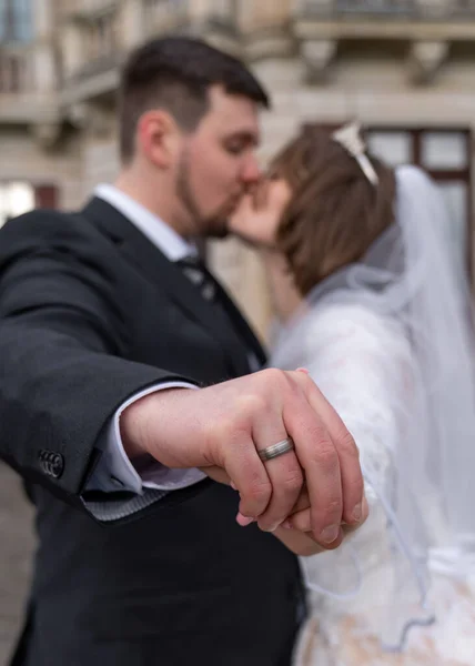 Menyasszony Vőlegény Csókja Örömmel Mutatom Meg Gyűrűket Összpontosíts Gyűrűkre Férfi — Stock Fotó