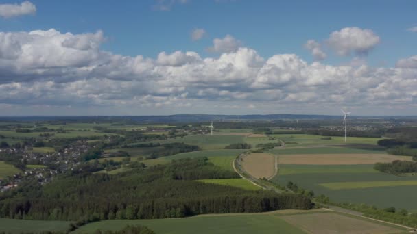 Letecký Bezpilotní Pohled Krajinu Zelenými Poli Větrnými Mlýny Dálnicemi Statky — Stock video