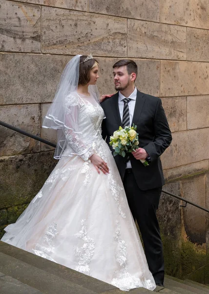 Menyasszony Vőlegény Menyasszony Van Öltözve Egy Hosszú Nagyon Szép Esküvői — Stock Fotó