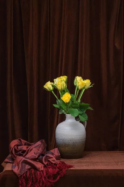 Koyu Kahverengi Kumaştan Yapılmış Gri Bir Vazoda Sarı Güllerden Oluşan — Stok fotoğraf