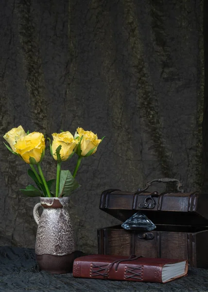 Жовті Троянди Вазі Тлі Темної Тканини Поруч Старим Дерев Яним — стокове фото