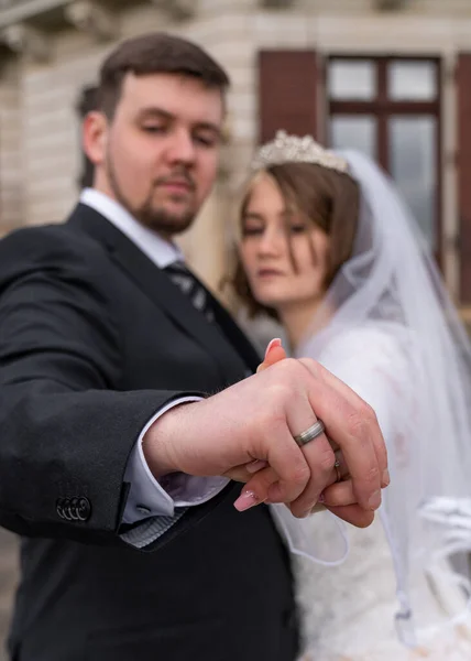 Fiatal Menyasszony Vőlegény Örömmel Mutassátok Meg Gyűrűket Koncentrálj Gyűrűkre Srác — Stock Fotó