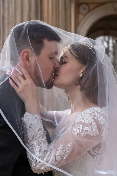 Bröllopsporträtt Bruden Och Brudgummen Lycklig Brud Och Brudgum Kyssa Försiktigt — Stockfoto