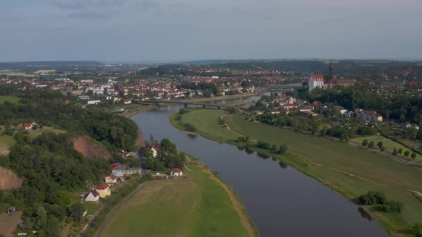 Flygdrönare Meissen Stad Tyskland Vindlande Floden Elbe Passerar Bilar Bron — Stockvideo