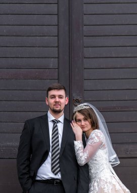 Eski bir şatonun arka planında genç bir gelin ve damadın portresi..