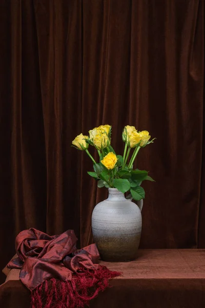 Bukett Med Gula Vårblommor Tre Påskliljor Ett Glas Ljusbrunt Genomskinligt — Stockfoto