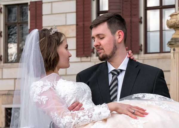 Brudgummen Håller Försiktigt Den Unga Bruden Sina Armar Närbild Kärlek — Stockfoto