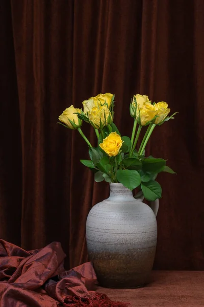 Hermoso Ramo Flores Rosas Amarillas Jarrón Gris Sobre Fondo Tela — Foto de Stock