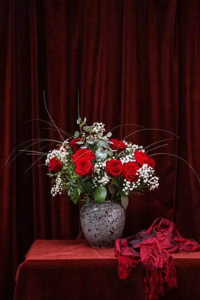 Koyu Kahverengi Kumaş Üzerinde Beyaz Çiçekli Büyük Bir Buket Kırmızı — Stok fotoğraf