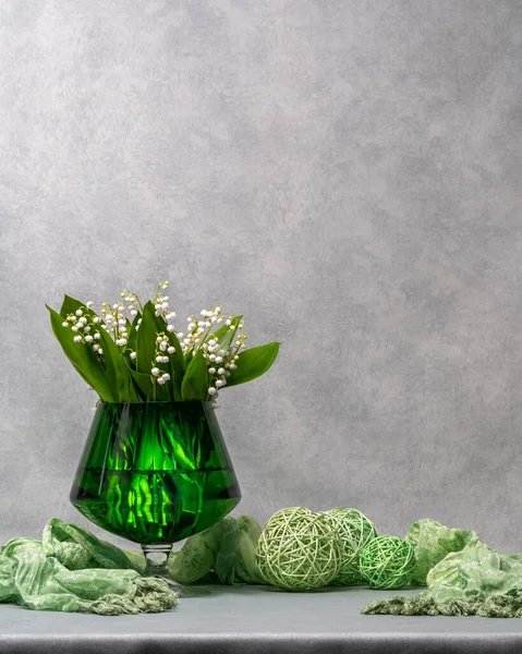 Flores Blancas Lirios Del Valle Jarrón Verde Transparente Vaso Junto — Foto de Stock