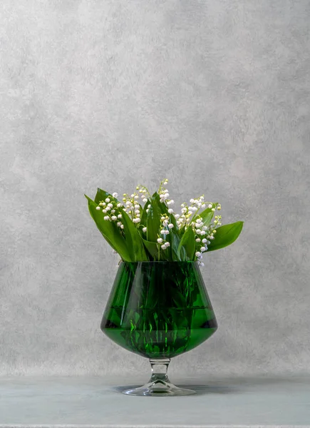 Vita Blommor Liljor Dalen Grön Transparent Vas Ett Glas Bredvid — Stockfoto