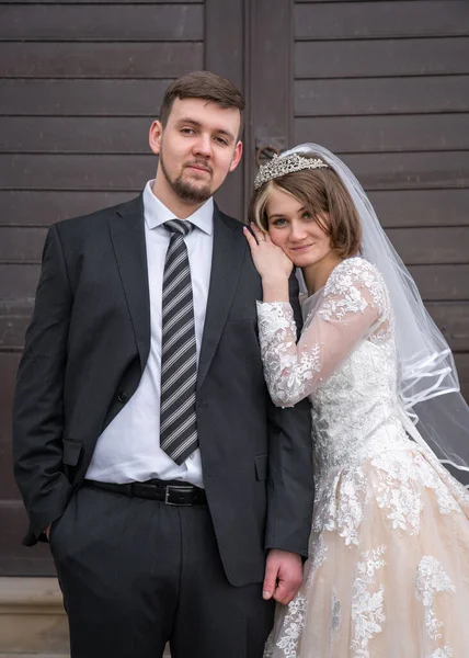 Porträtt Ett Ungt Modernt Par Bruden Och Brudgummen Närbild Bruna — Stockfoto