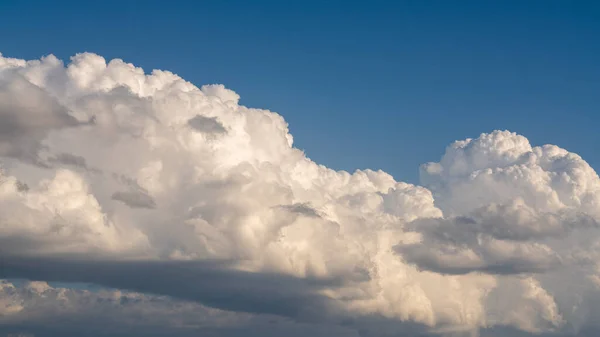 Ada Awan Cumulus Besar Langit Biru Close — Stok Foto