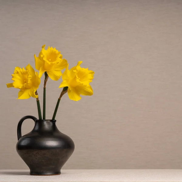 Bukett Med Gula Vårblommor Påskliljor Ett Glas Ljusbrun Transparent Vase — Stockfoto