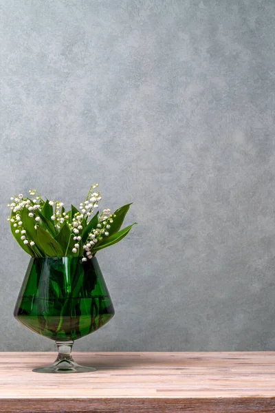 Beyaz Çiçekler Yeşil Şeffaf Vazodaki Vadi Zambakları Gri Arka Plan — Stok fotoğraf