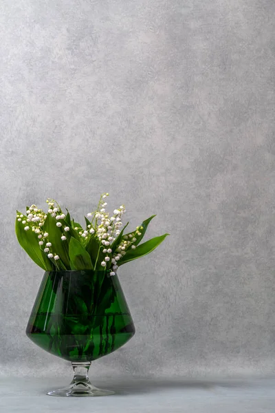 Vita Blommor Liljor Dalen Grön Genomskinlig Vas Grå Bakgrund Mycket — Stockfoto