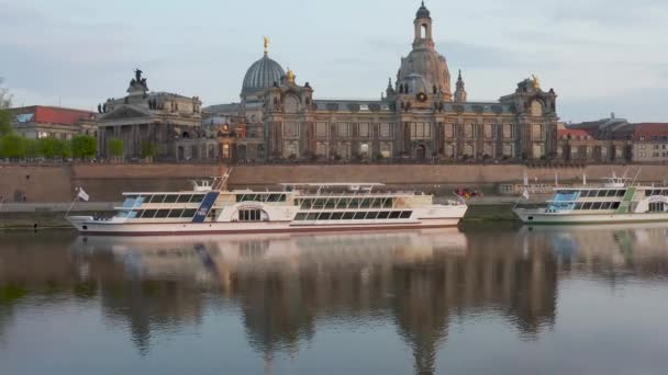 Utsikt Över Dresdens Centrum Dresden Tyskland Stora Fartyg Floden Elbe — Stockvideo