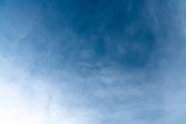 Langit Biru Latar Belakang Dengan Banyak Awan Panorama — Stok Foto