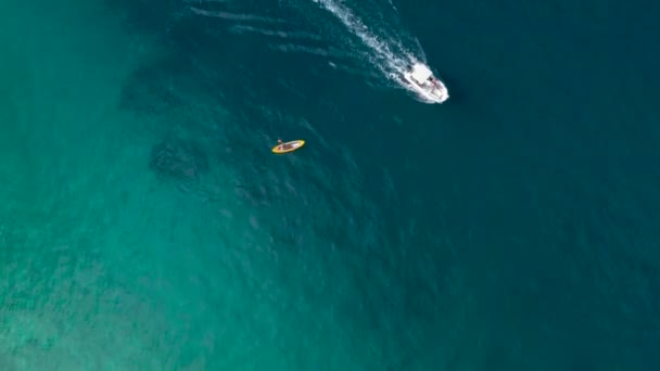 Una Piccola Barca Bianca Motorizzata Con Turisti Galleggia Mare Blu — Video Stock
