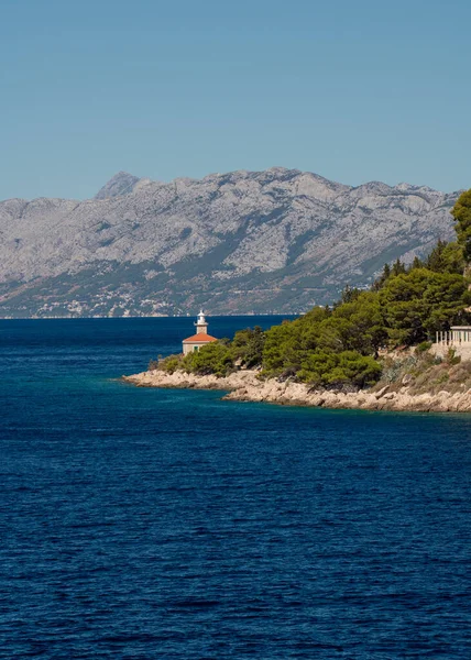 Csodálatos Partvonal Zöldellő Hegyek Kék Átlátszó Tenger Magányos Világítótorony Horvátország — Stock Fotó