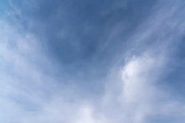 Langit Biru Latar Belakang Dengan Banyak Awan Panorama — Stok Foto