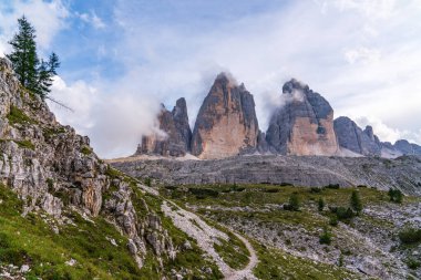 Tre Lavaredo 'nun görkemli tepelerinin bulutlarla kaplı olduğu dağlık bir yer. Üç muhteşem dağ zirvesi Dolomitler, Güney Tyrol, İtalya. Vahşi yaşam resimleri. 
