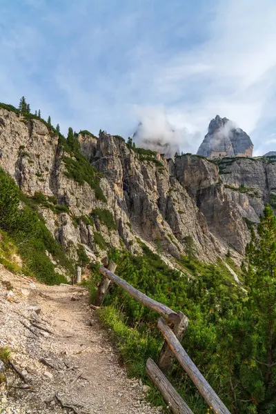 远眺山景 风景秀丽 岩石锋利 群山覆盖着森林 在山上的小径 木制栅栏 意大利白云石 — 图库照片