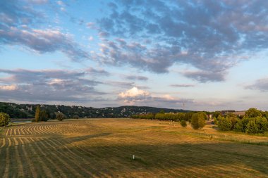 Dresden, Almanya 'da Elbe nehrine yakın bir vadi. Gün batımında çayırları biçtim. Gün batımında güzel bulutlar