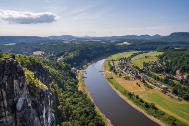 Dresden ve Elbe nehri kıyısındaki Saksonya, Almanya 'daki ulusal park Sakson İsviçre' deki Kurort Rathen köyü yakınlarındaki Bastei kumtaşı sütunları üzerinde panoramik kuş manzarası