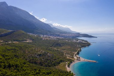 Hırvatistan 'ın Dalmaçya kentinin Makarska kenti yakınlarındaki kuş bakışı güzel bir kıyı şeridi. Makarska Riviera, Avrupa 'nın ünlü ve turistik mekanı