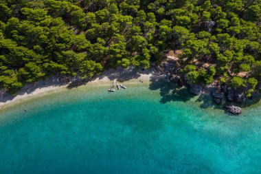 Hırvatistan 'ın Dalmaçya kentinde Zümrüt deniz manzaralı sahil, Makarska Riviera