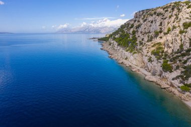 Hırvatistan 'ın Dalmaçya kentinin Makarska kenti yakınlarındaki kuş bakışı güzel bir kıyı şeridi. Makarska Riviera, Avrupa 'nın ünlü ve turistik mekanı 