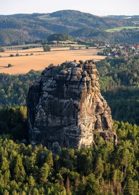 Elbe Nehri Vadisi 'ndeki Falkenstein dağı ve kaya oluşumları, Sakson İsviçre Ulusal Parkı, Almanya