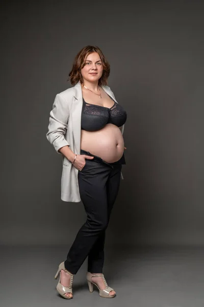 Portret Van Een Zwanger Meisje Met Een Naakte Buik Studioshoot — Stockfoto