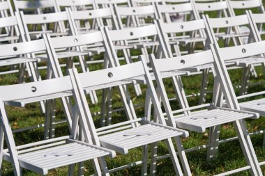 Boş koltuklu düğün yeri manzarası