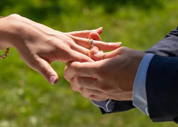 新郎在婚礼上把结婚戒指戴在新娘身上 手牵手 — 图库照片