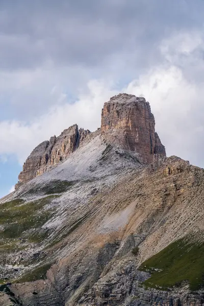 Göz Kamaştırıcı Dağ Manzarası Yüksek Keskin Kayalar Yeşil Çimenler Dolomitler — Stok fotoğraf